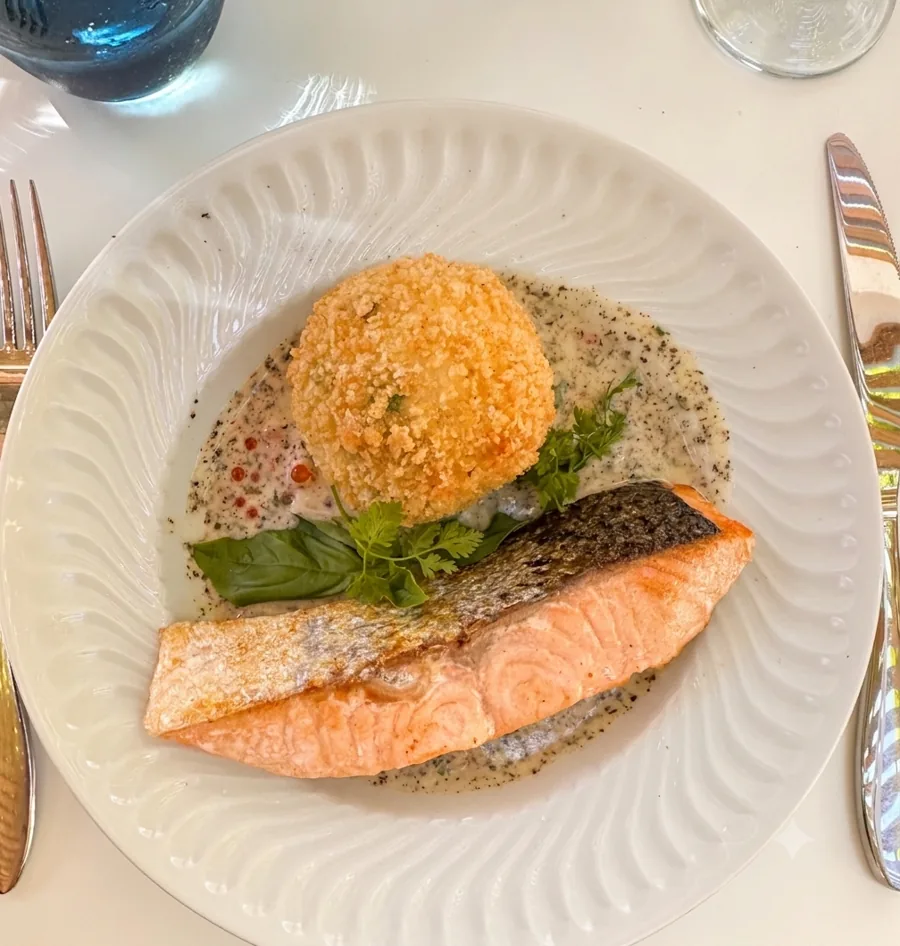 Pavé de saumon à la peau croustillante, galette dorée et sauce aux herbes